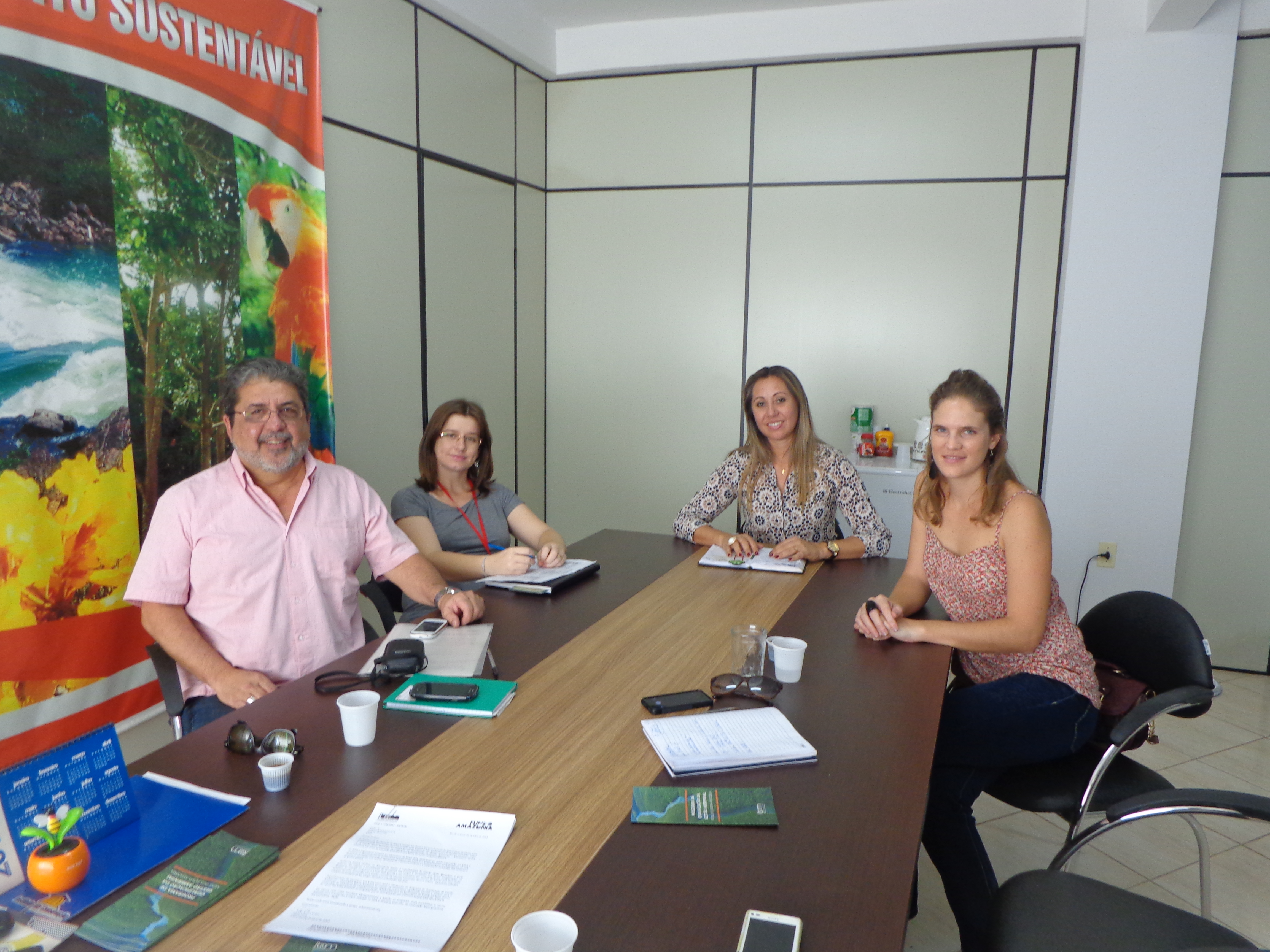 Nelson Issa e Paula Rache em reunião com a Secretária do Meio Ambiente em Sinop MT - Cristina Ferri (na cabeceira da mesa). 